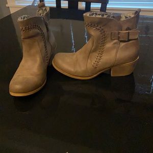 Boots size 9